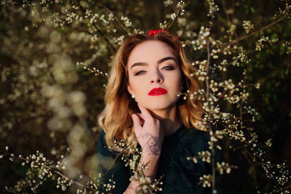 La robe longue dos nu bohème : un choix élégant pour un look floral estival