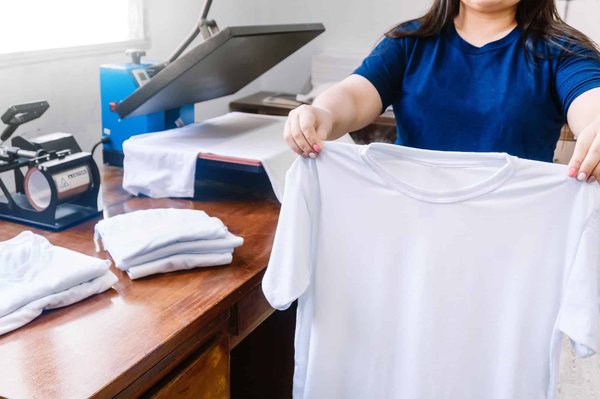 Quels sont les avantages et la popularité du flocage sur tee-shirt ?