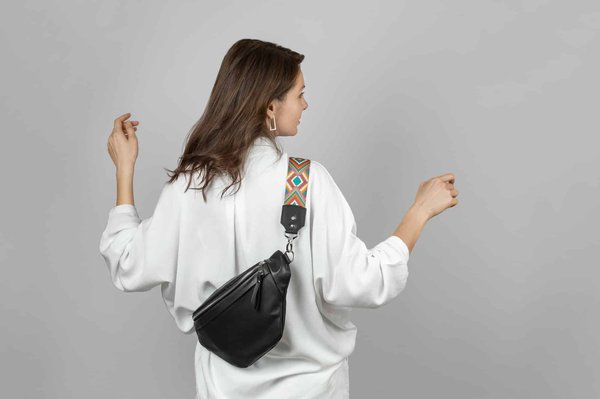 Quelles sont les différentes manières de styliser un sac banane en velours ?