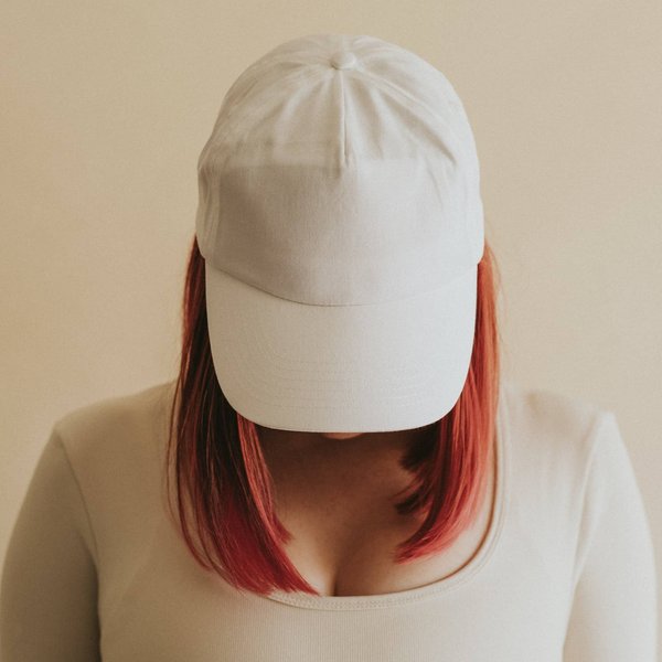 Casquette pour femme : conseils pour la porter avec style