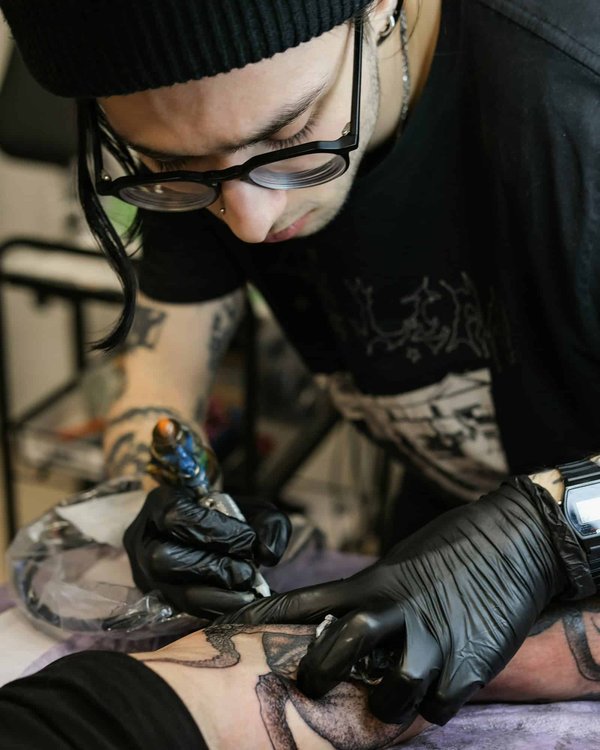 Se lancer dans le tatouage : les étapes à suivre, les défis et les opportunités à saisir