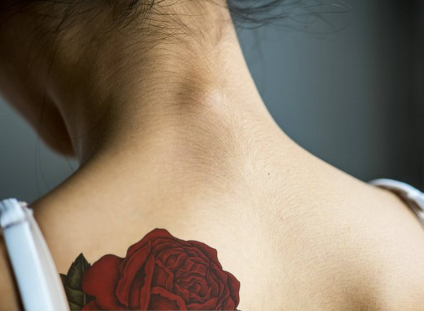 Tatouage de rose : pourquoi ce design est devenu populaire ?